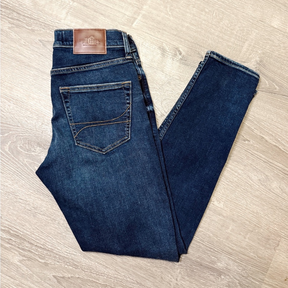 •HOLLISTER• DISTRESSED SKINNY JEANS